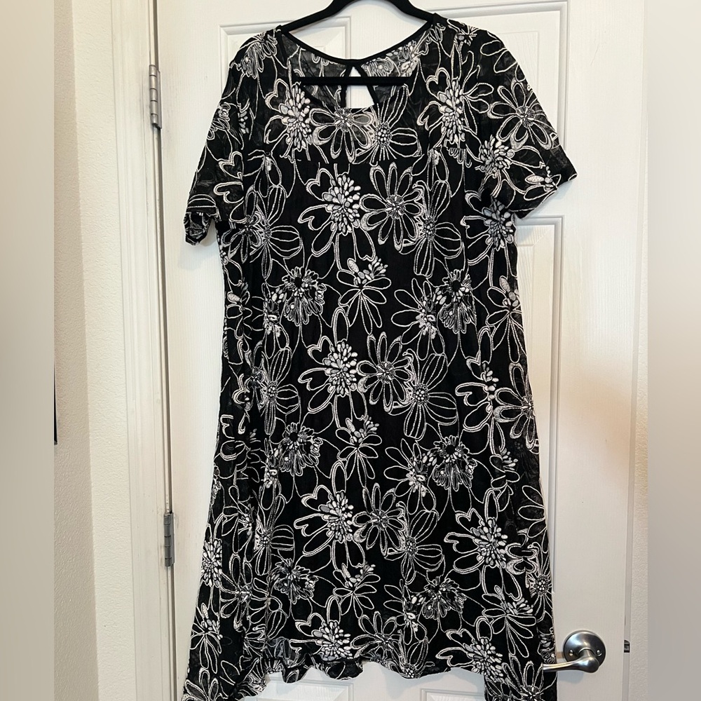 Women’s 2X Floral Black and White Dress